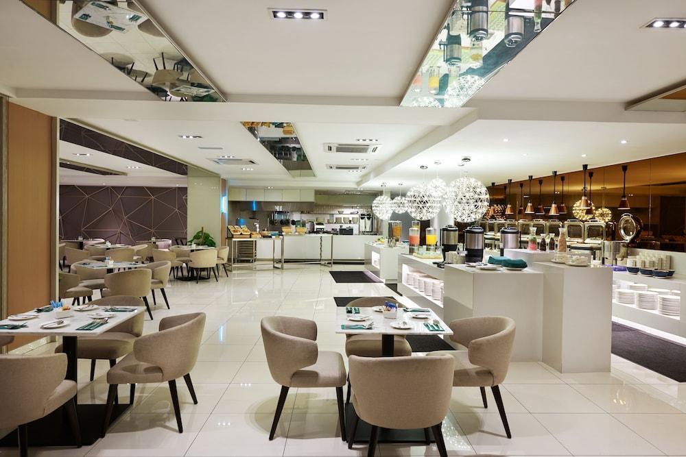 Cosmo Hotel Куала-Лумпур Экстерьер фото